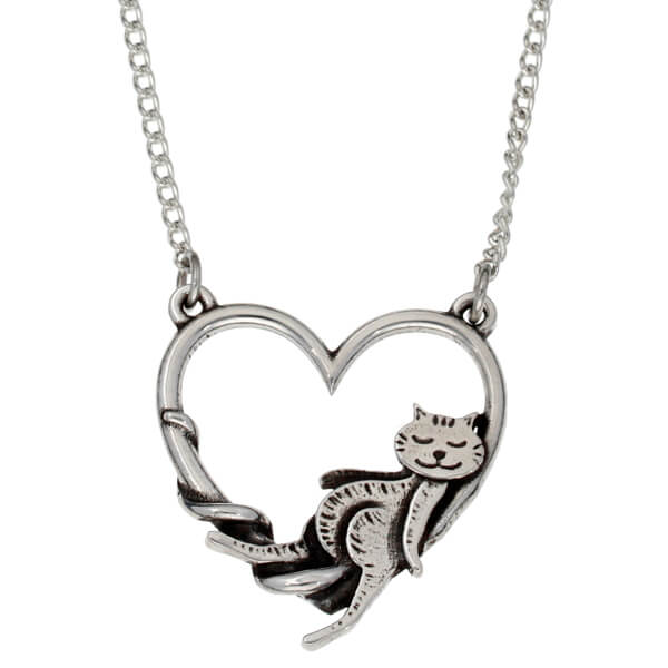 loungen kat in een hartketting